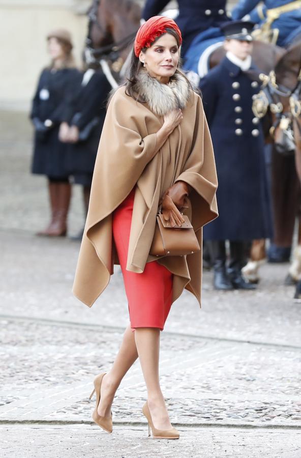 Un look de diez en la Ceremonia de Bienvenida. En la <a href="https://www.abc.es/estilo/moda/abci-reina-letizia-hace-capa-y-tocado-complementos-invernales-excelencia-202111241300_noticia.html" target="_blank">Ceremonia de Bienvenida en el Palacio Real de Estocolmo </a>se decantó por un combo infalible para el invierno de Carolina Herrera compuesto por un vestido rojo midi con vuelo y una capa camel con un cuello de pelo. Pero si hubo un complemento que llamó la atención fue el tocado que añadió de la marca sevillana Cherubina con forma de turbante y una flor (concretamente el modelo Giulia, que actualmente se vende por 140€).