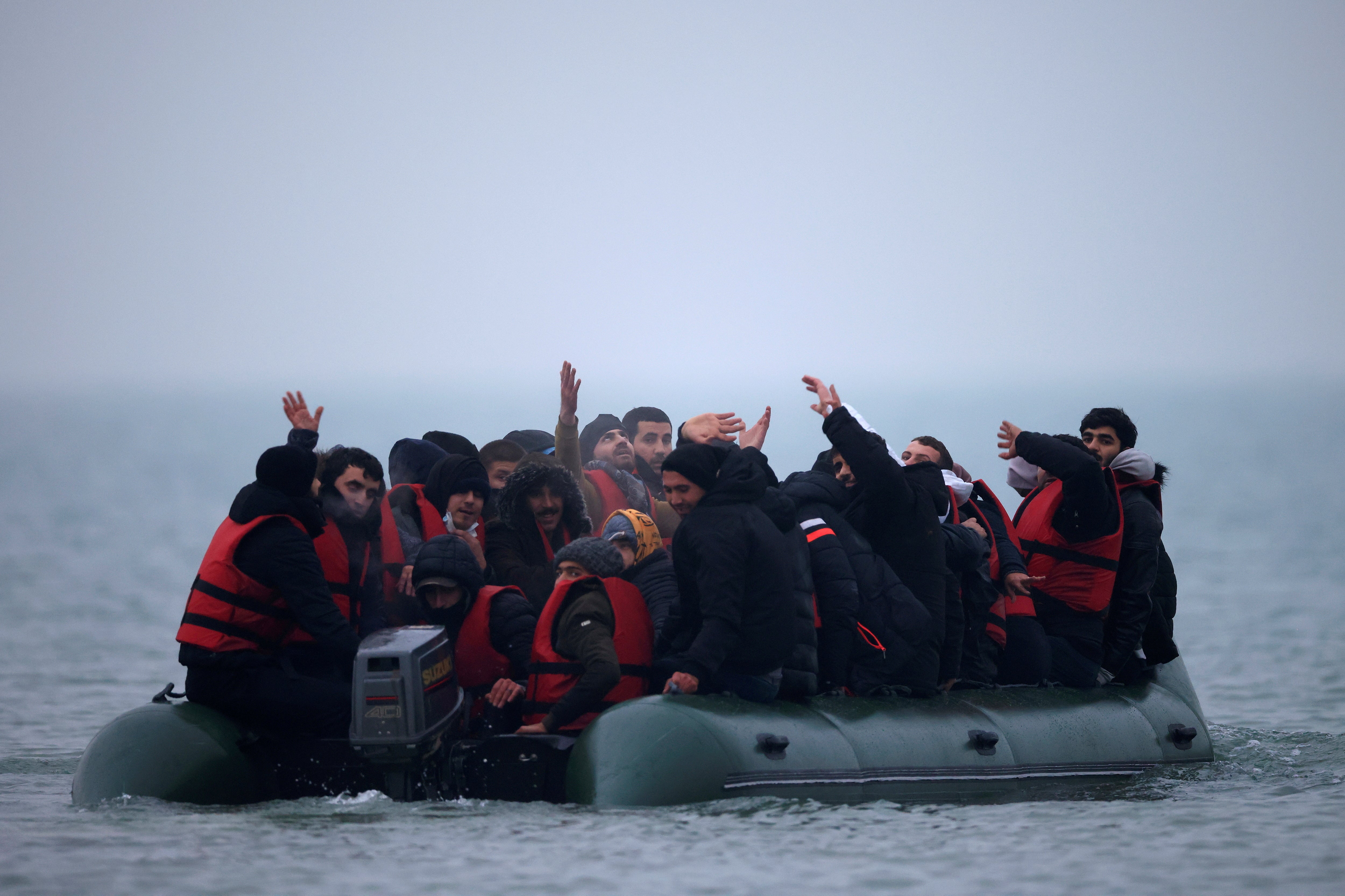 Los inmigrantes a bordo del bote de goma preparados para cruzar el canal de la Mancha. 