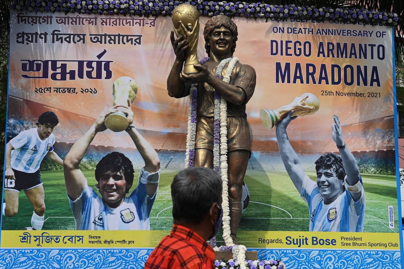 Un deportista global. Por su fútbol y su forma de ser, Maradona se convirtió en un ídolo en muchos países del mundo. En la foto, un mural en su honor en Calcuta, capital de Bengala occidental, en Asia.