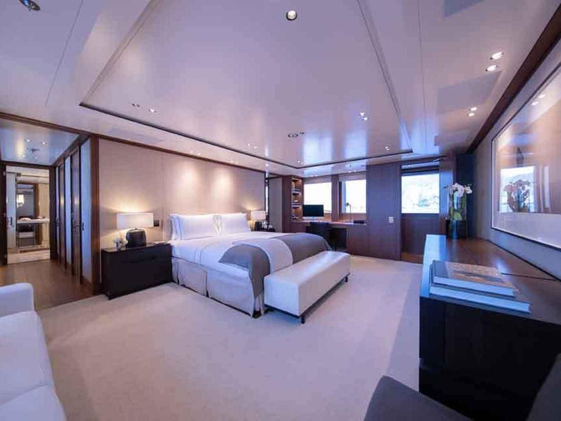 'Drizzle', el yate que Amancio Ortega vende por 76 millones. En cuanto a los camarotes. Tiene capacidad para doce invitados repartidos en siete mientras que hay otros 9 más para la tripulación, de 18 personas. Además de su propio baño, la suite principal incluye un escritorio, vestidor y terraza.