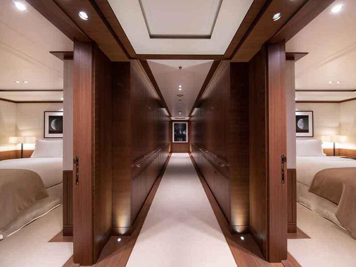 'Drizzle', el yate que Amancio Ortega vende por 76 millones. Los pasillos están forrados de madera de roble que le da un punto muy sofisticado y se complementa a la perfección con la iluminación que se encuentra tanto en el techo como en el suelo.