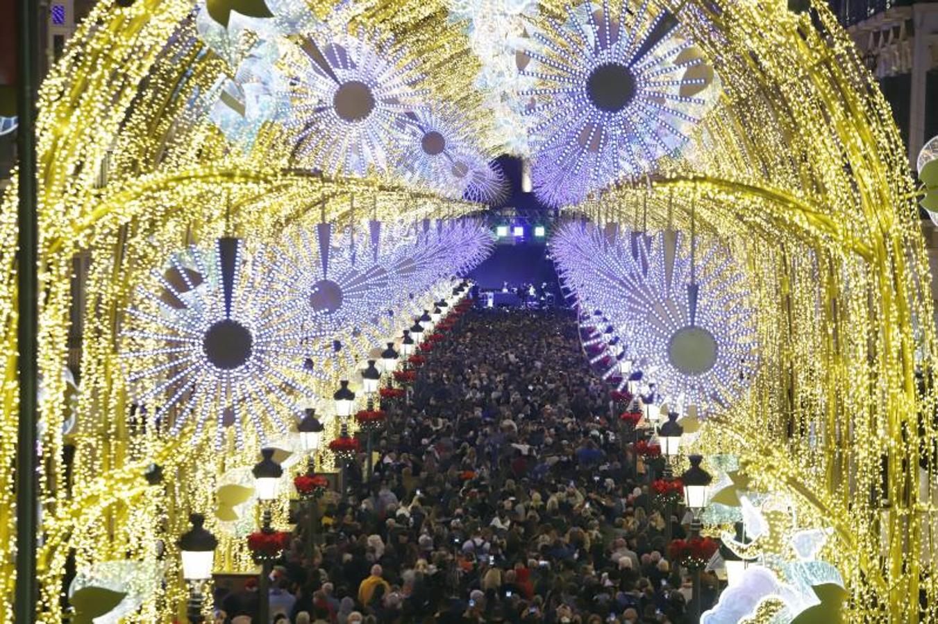 En Málaga han disfrutado miles de personas del inicio del encendido navideño en la céntrica calle Larios. 