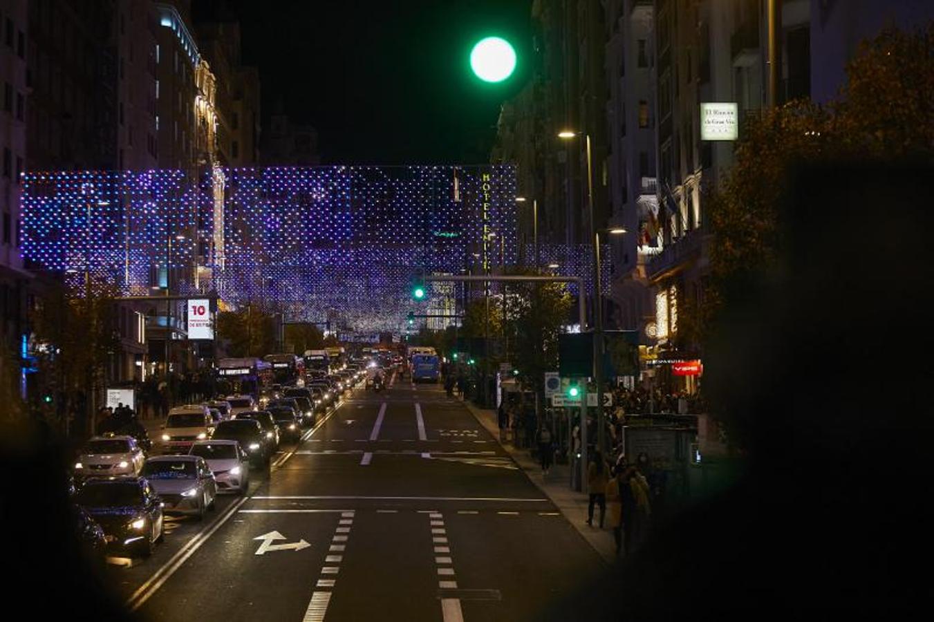 Vista de la Gran Vía iluminada con las luces de Navidad a bordo del Navibus. 