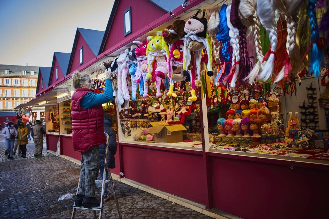 Montaje de los puestos. Tras un año de aforos reducidos, el mercadillo navideño de la Plaza Mayor abre sus puertas, dando un comienzo metafórico, <a href="https://www.abc.es/espana/madrid/abci-hora-encienden-luces-navidad-madrid-202111261029_noticia.html" target="_blank">junto al encendido de luces</a>, a la Navidad.