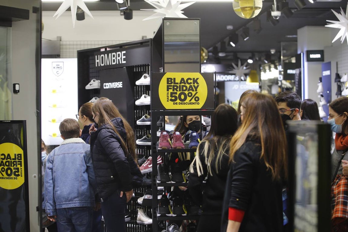 Black Friday 2021 | En imágenes, colas y calles llenas en Córdoba por los descuentos