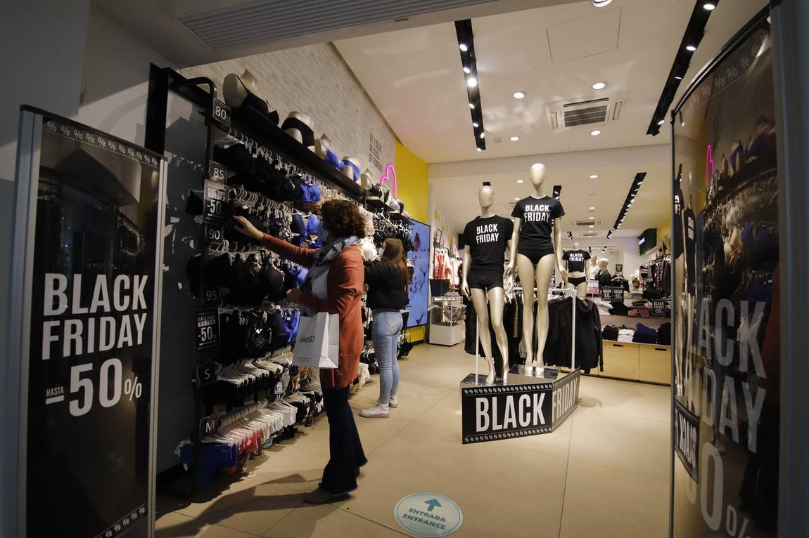 Black Friday 2021 | En imágenes, colas y calles llenas en Córdoba por los descuentos