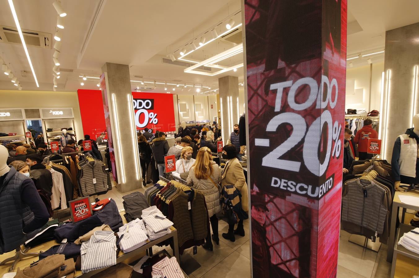 Black Friday 2021 | En imágenes, colas y calles llenas en Córdoba por los descuentos