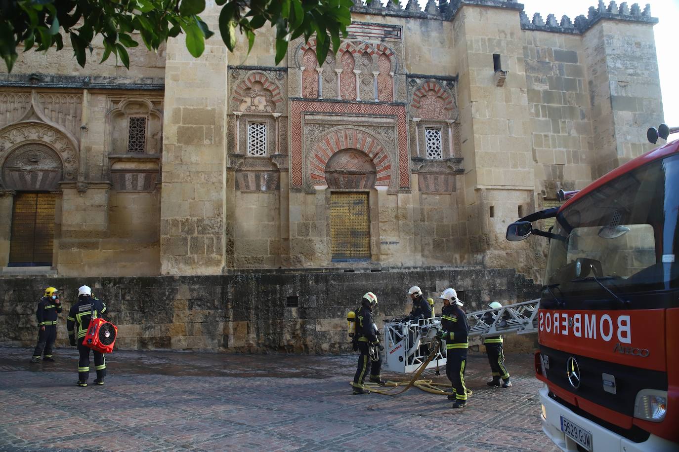 En imágenes, el simulacro de incendio en la Mezquita-Catedral de Córdoba