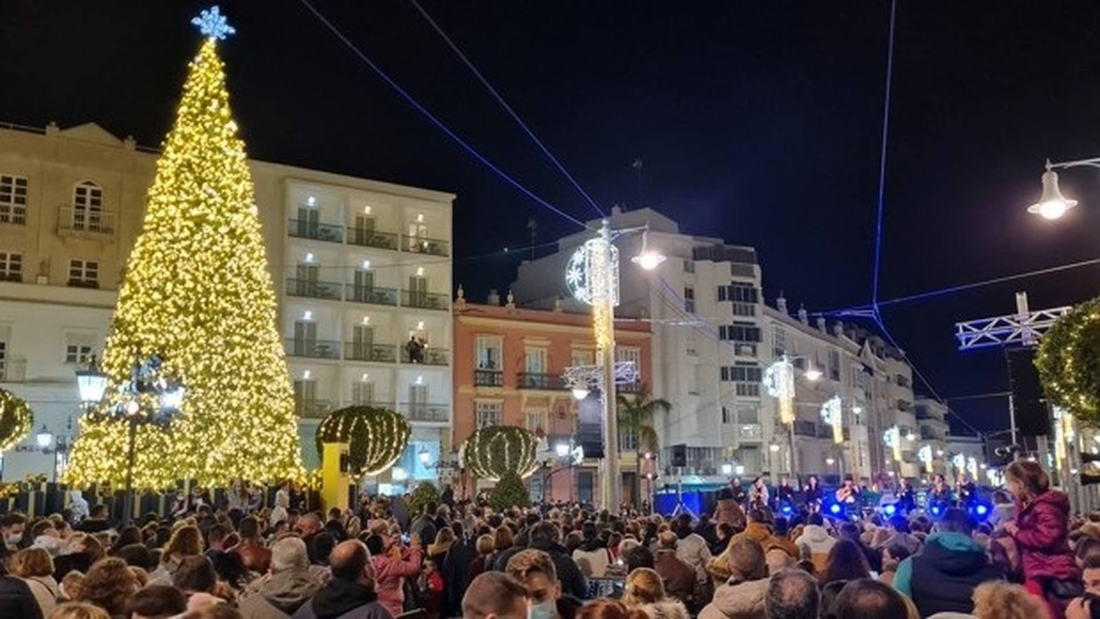 FOTOS: Monchi enciende la iluminación de Navidad en San Fernando