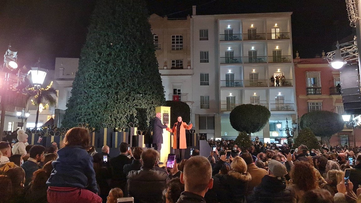 FOTOS: Monchi enciende la iluminación de Navidad en San Fernando