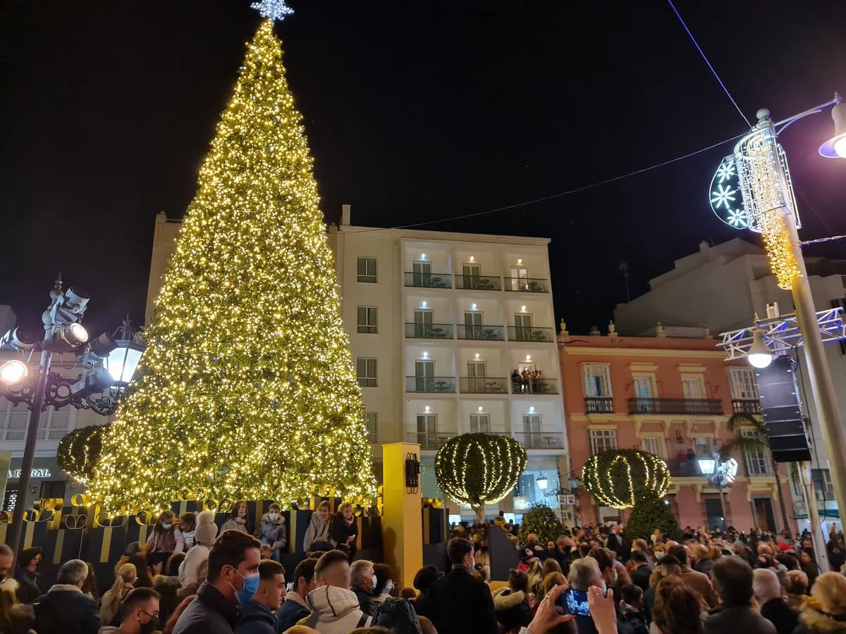 FOTOS: Monchi enciende la iluminación de Navidad en San Fernando