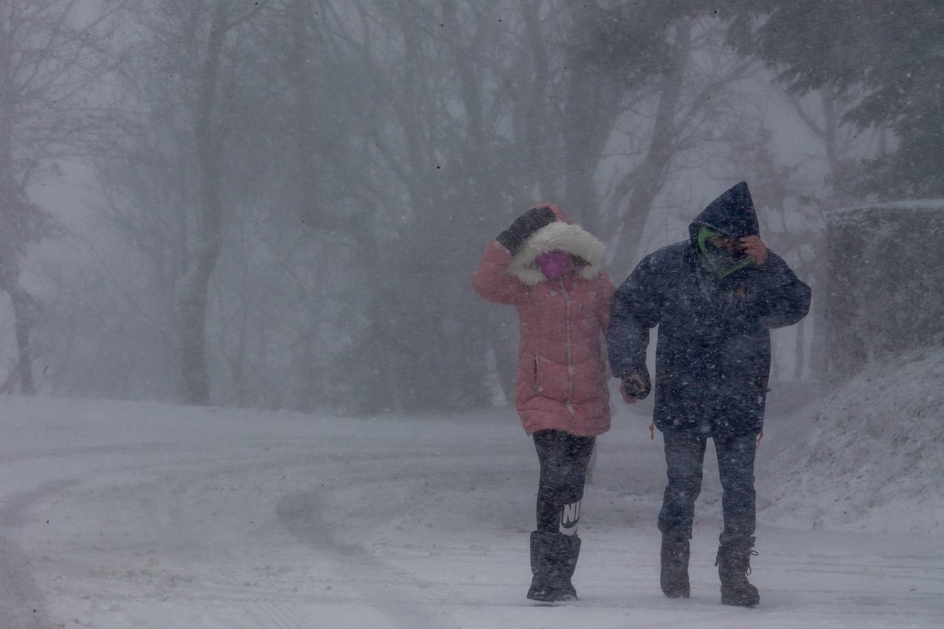 El temporal llega a Lugo. Un hombre y una mujer se protegen del temporal, a 27 de noviembre de 2021, en Pedrafita do Cebreiro, Lugo, Galicia (España).