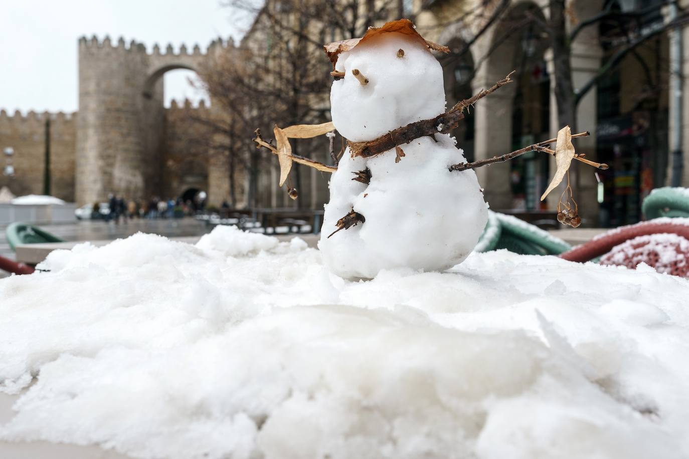 Un muñeco de nieve en Ávila. La nieve tiñe de blanco la plaza de Santa Teresa, en Ávila