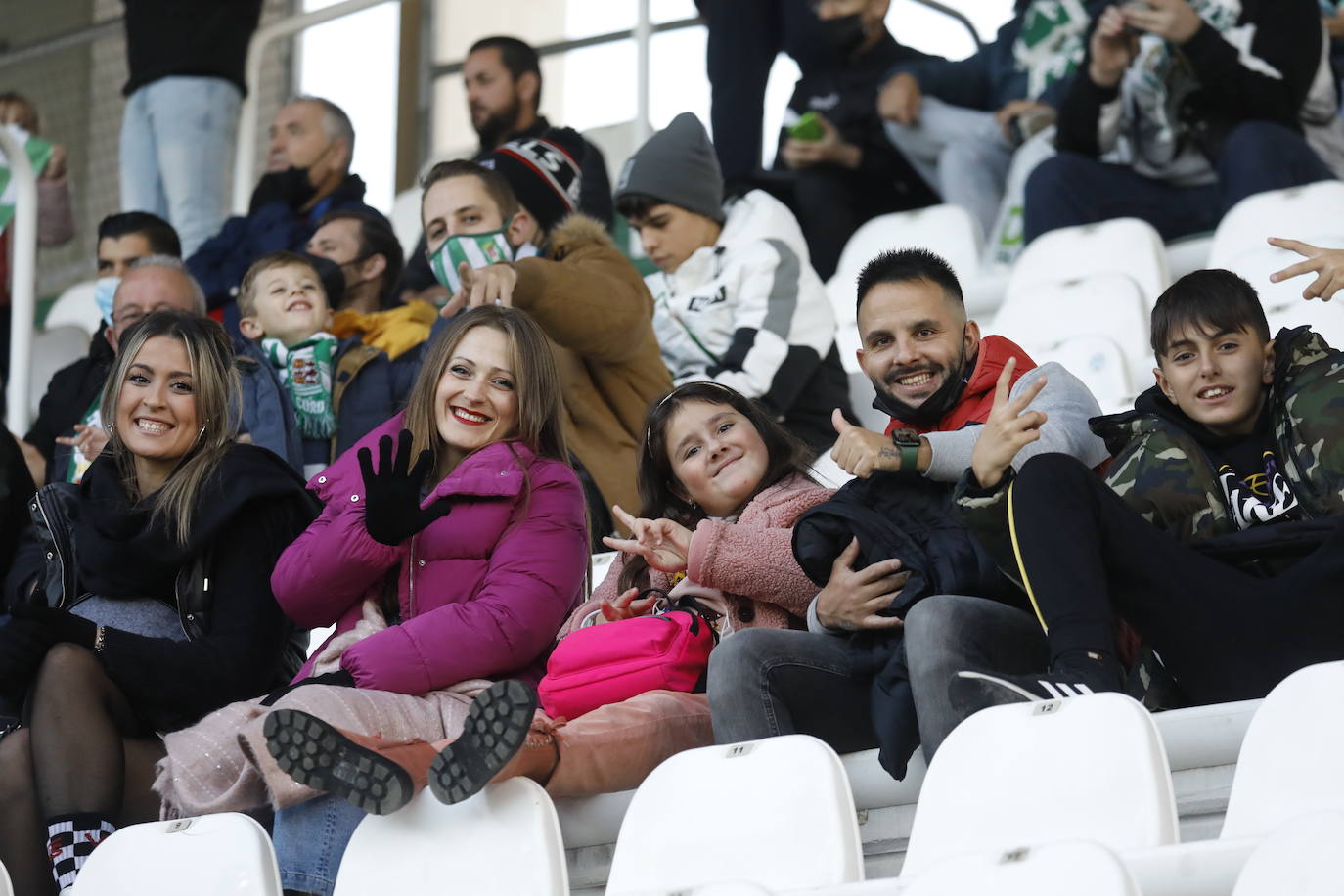 La grada disfruta de la goleada del Córdoba CF al Mérida, en imágenes