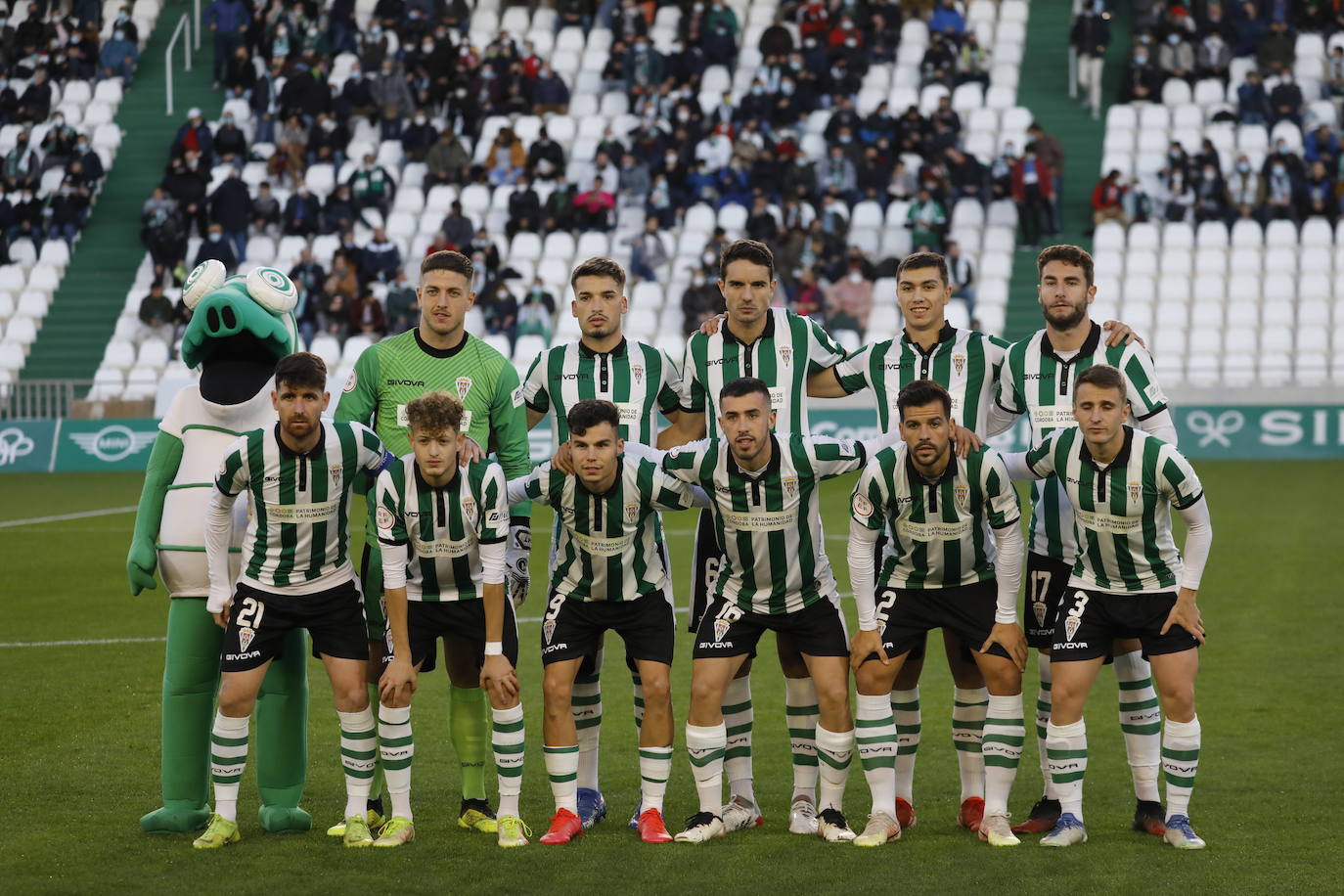 La grada disfruta de la goleada del Córdoba CF al Mérida, en imágenes