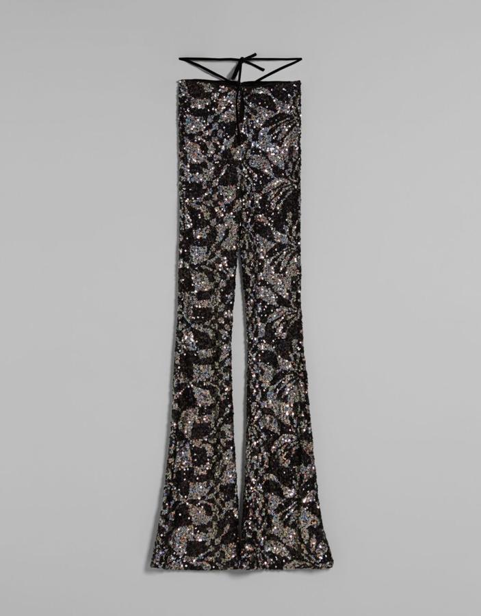Bershka - Ideas elegantes para las cenas navideñas. Pantalón acampanado con lentejuelas, de Bershka. Precio: 39,90€.