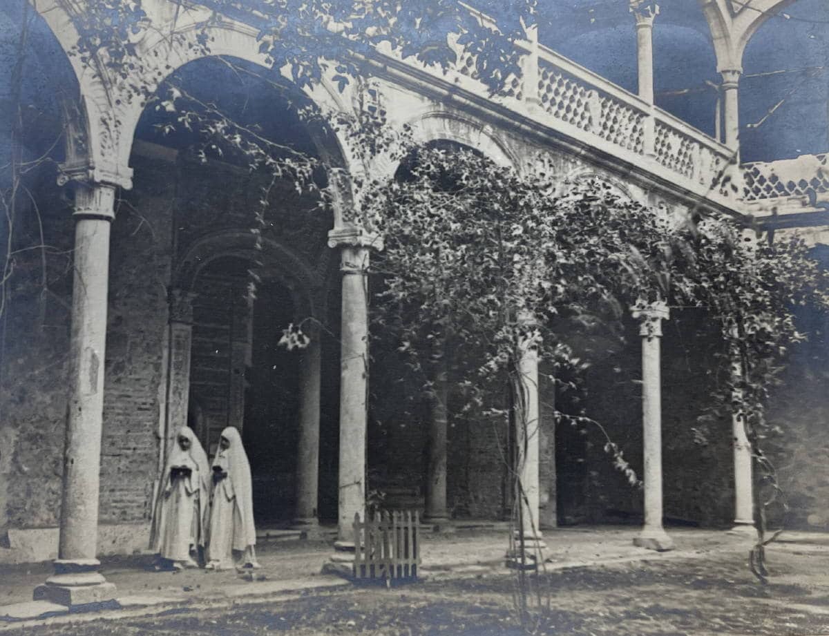 Escena «conventual» preparada en el patio principal del Hospital de Santa Cruz. Adolfo Landecho (1914). Archivo Municipal de Toledo. 
