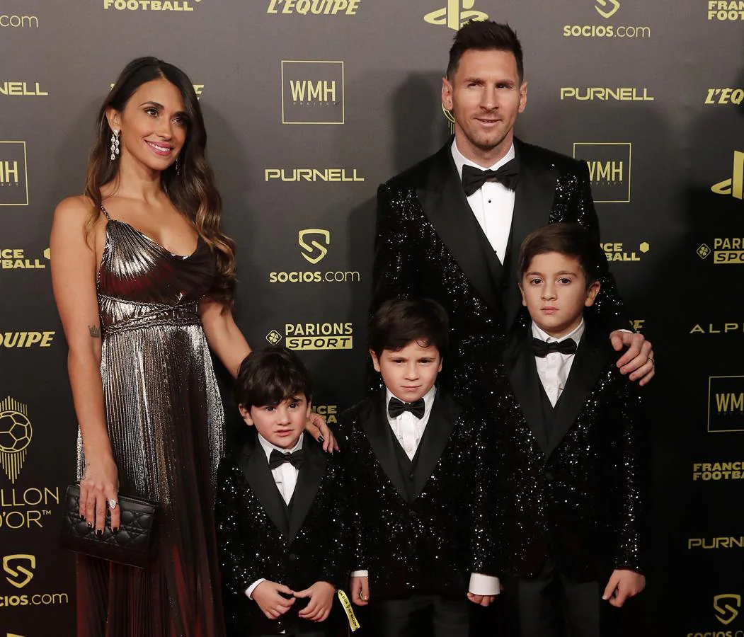 Messi y el excéntrico esmoquín brillante que luce junto a sus hijos. Por su parte, Antonella lucía un bonito traje de noche