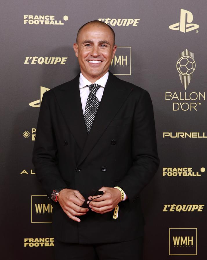 La elegancia de Cannavaro. EL exfutbolista del Real Madrid, tan elegante como siempre, se ha decantado por un traje italiano cruzado