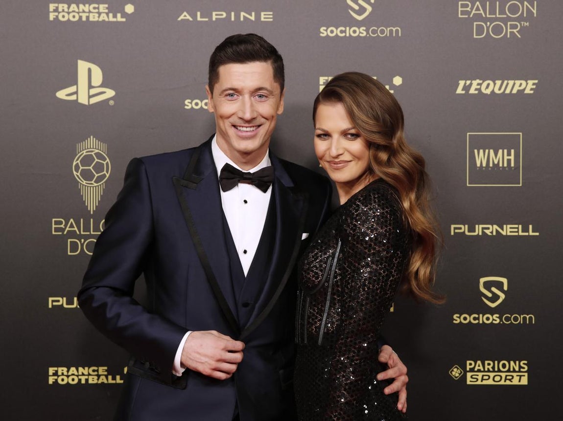Lewandoski, acompañado por su pareja,  apuesta por el traje clásico. 