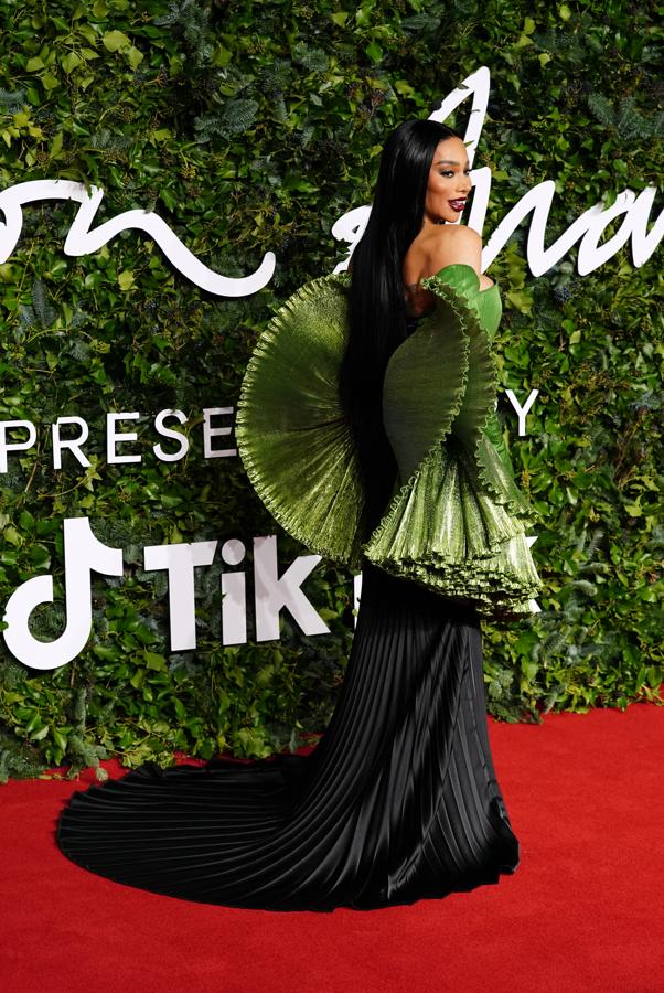 Munroe Bergdorf  - Alfombra roja de los British Fashion Awards. Su vestido fue uno de los más comentados de la noche (aunque se desconoce el diseñador). Una prenda que recordaba a una mariposa gracias a la espalda y falda plisadas, el degradado en tonos verdes y el escote corazón.