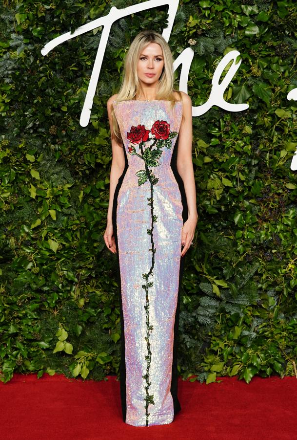 Olivia Arben - Alfombra roja de los British Fashion Awards. Hizo de las lentejuelas su elección con un vestido palabra de honor de la firma Rami Kadi que estaba decorado con una gran rosa central que se prolongaba desde el pecho hasta los pies.