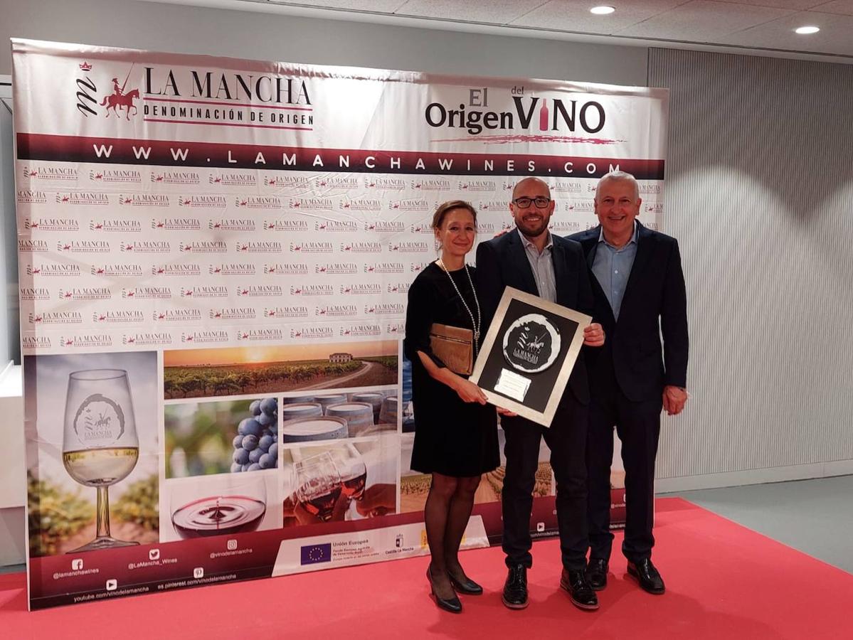 El director del hotel Posada de la Sillería, Ángel López, con su premio, con los propietarios del hotel, Mónica Angulo y Alejandro Hernández. 