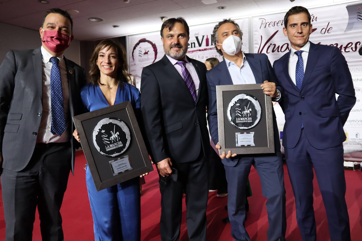 El consejero de Agricultura, Francisco Martínez Arroyo, con los talaveranos Sandra Sáchez y Roberto Brasero. 