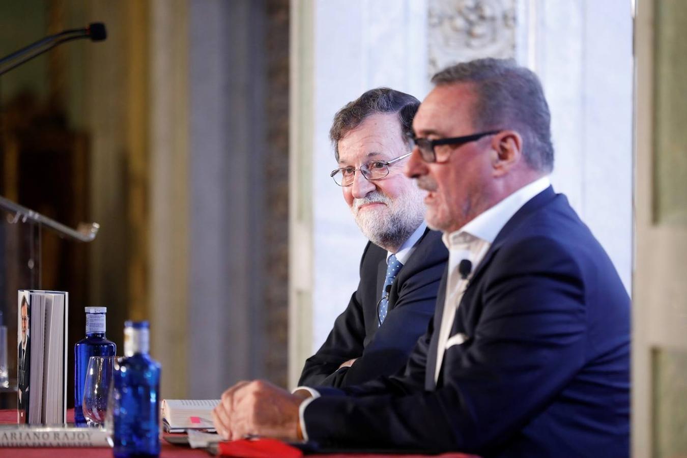 El expresidente del Gobierno, Mariano Rajoy, acompañado por el periodista Carlos Herrera (d) durante la presentación de su libro 'Política para adultos', este miércoles en el Casino de Madrid. 