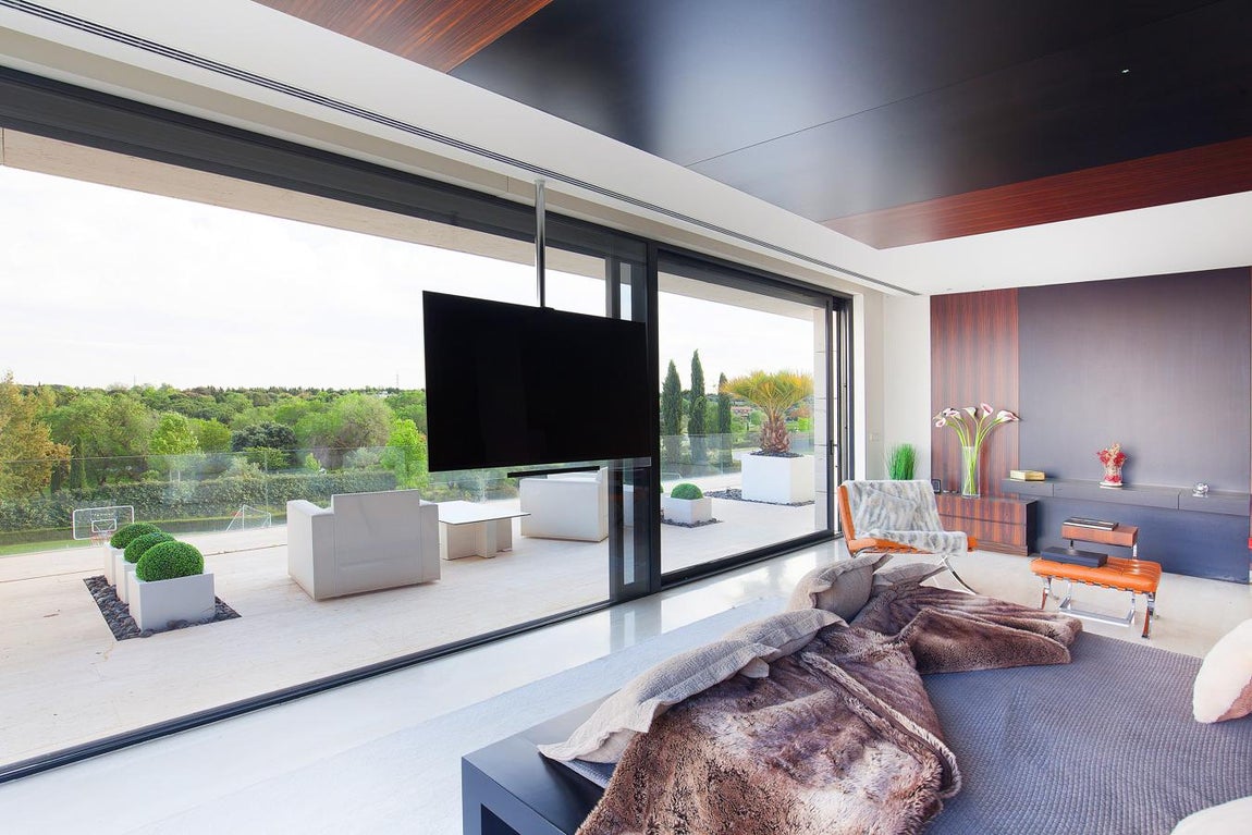 La exclusiva propiedad de La Moraleja para vivir rodeado de lujos. En total hay 7 dormitorios  con baño incluido. En la primera planta destaca la suite principal, con 2 vestidores, un salón privado, un amplio baño, acceso a una terraza con vistas al jardín y un dormitorio con baño contiguo (ideal para una enfermera ó un niño recién nacido).