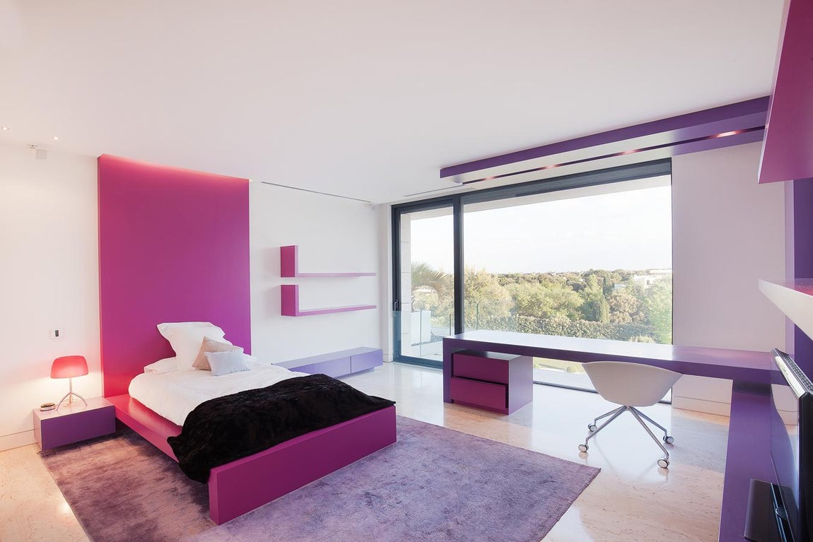 La exclusiva propiedad de La Moraleja para vivir rodeado de lujos. En la primera planta hay otros tres dormitorios, cada uno con su propio baño y una estética muy diferente entre sí, siempre bajo un estilo minimalista con pinceladas de color variadas.