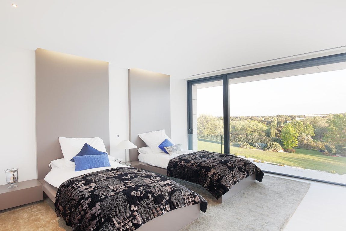 La exclusiva propiedad de La Moraleja para vivir rodeado de lujos. Algunos de los dormitorios en lugar de una cama matrimonial cuentan con dos individuales, muy adecuados para los hermanos que compartan habitación.