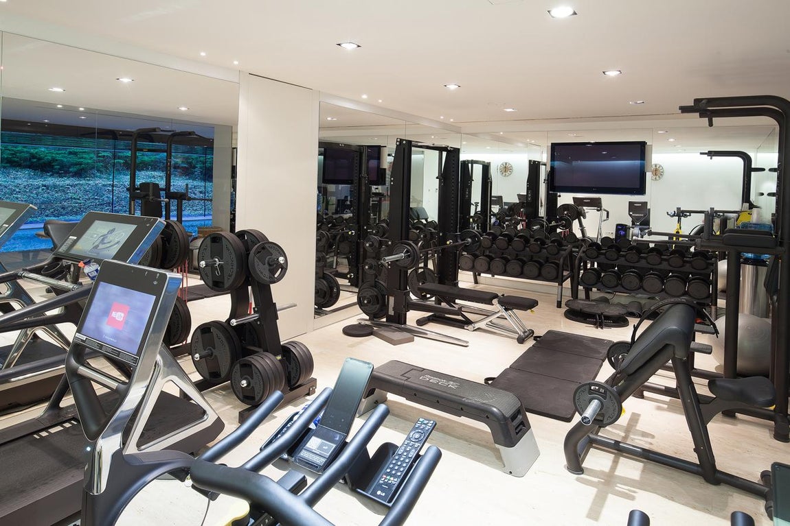 La exclusiva propiedad de La Moraleja para vivir rodeado de lujos. Tampoco falta un gimnasio con la mejor equipación y vistas al jardín.