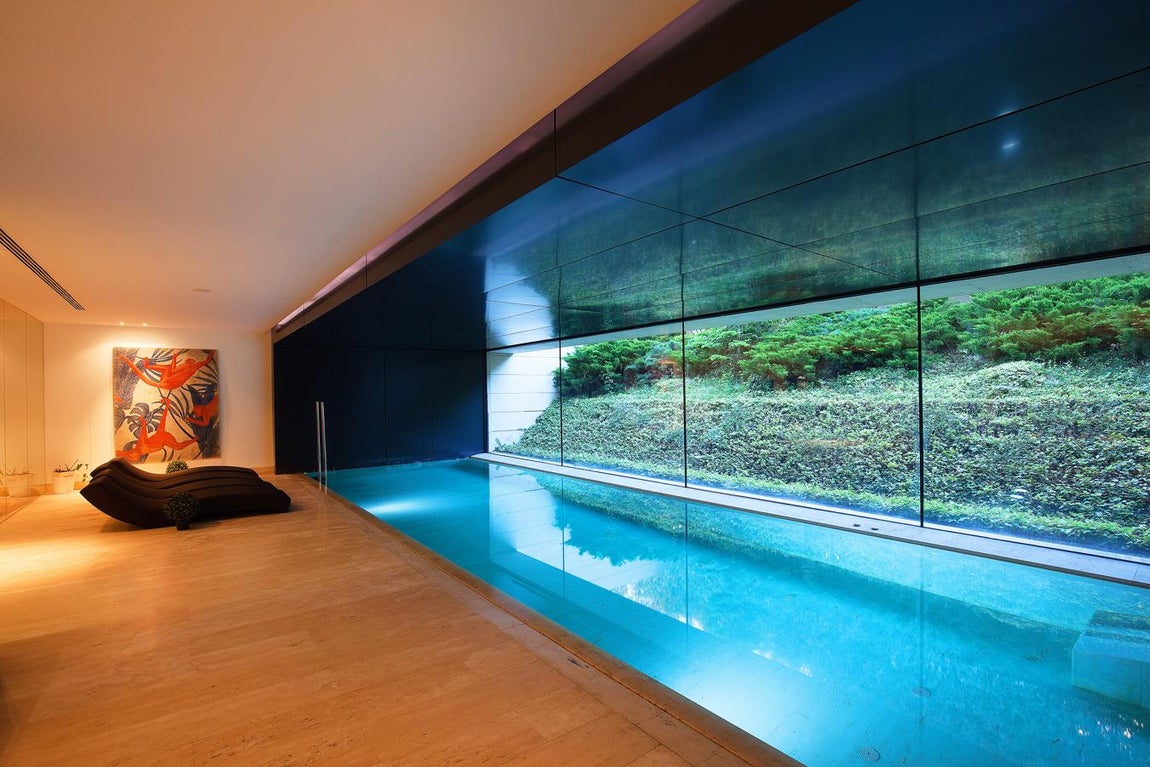 La exclusiva propiedad de La Moraleja para vivir rodeado de lujos. También hay una relajante zona de aguas con un Spa y sauna, perfecta para relajarse y desconectar.