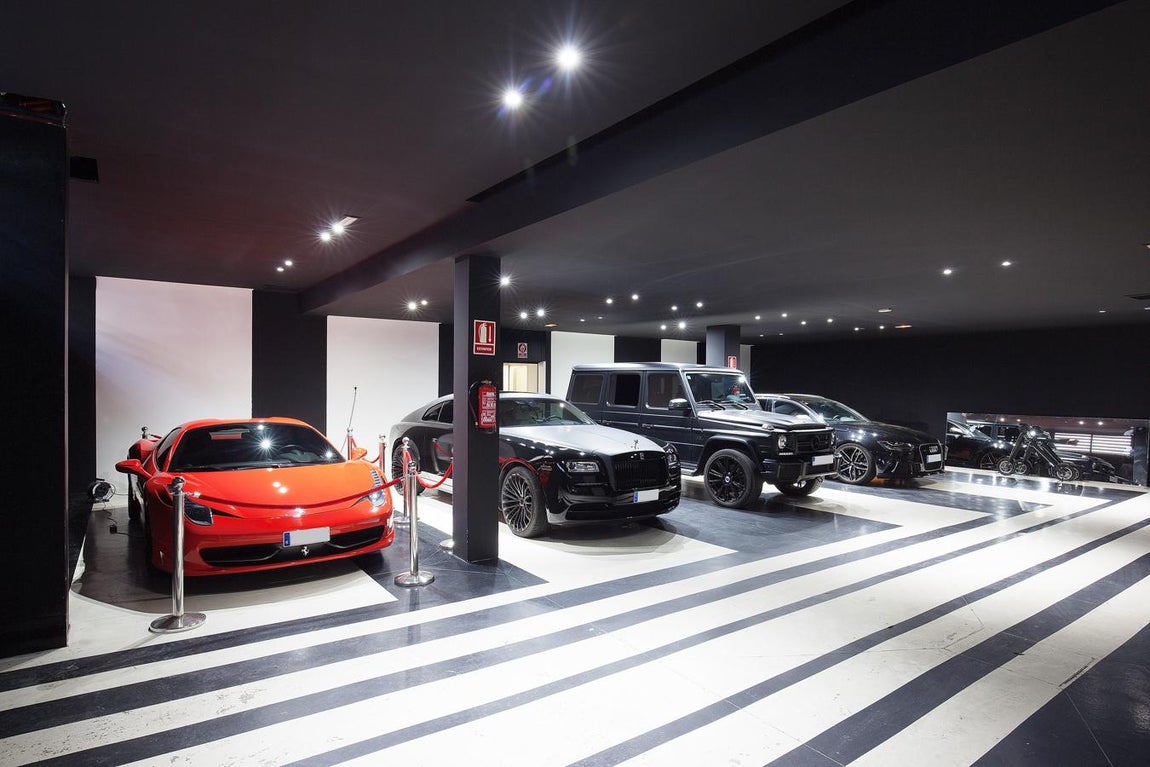 La exclusiva propiedad de La Moraleja para vivir rodeado de lujos. Además del párking subterráneo, la vivienda tiene otro en la superficie destinado a los invitados, así como una caseta para un vigilante.