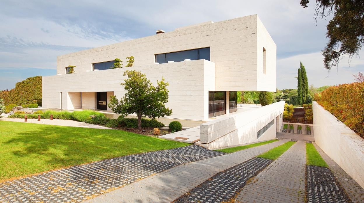 Una mansión para amantes del lujo y el vanguardismo, a la venta en La Moraleja