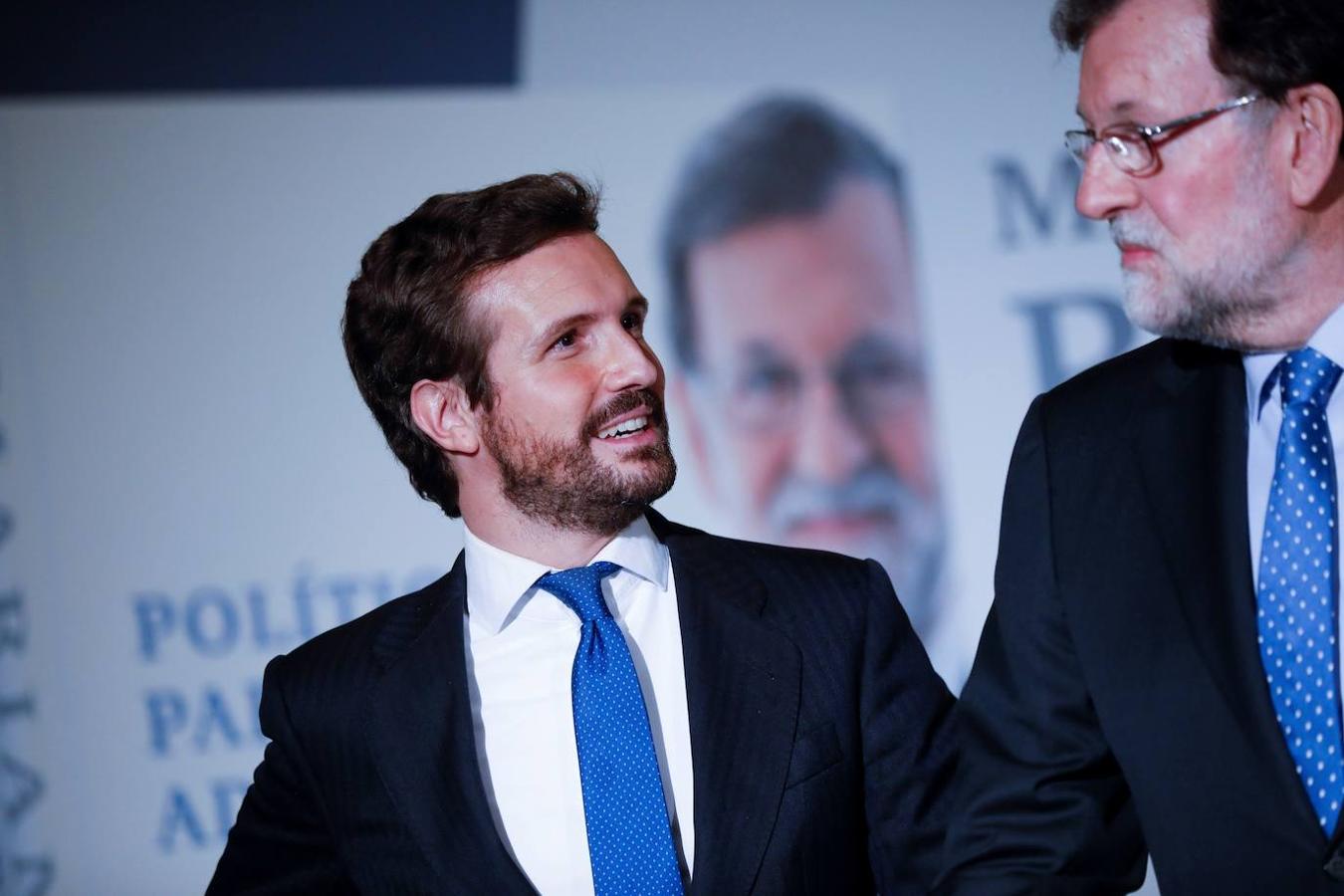 El expresidente del Gobierno, Mariano Rajoy (d), acompañado por el presidente del PP, Pablo Casado (i), a su llegada a la presentación de su libro 'Política para adultos'. 