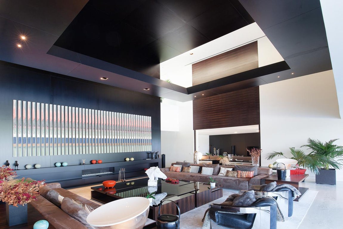 La exclusiva propiedad de La Moraleja para vivir rodeado de lujos. Los techos altos juegan con las proporciones y junto con los amplios ventanales, contribuyen a que todas las estancias se vean sumamente espaciosas y luminosas.