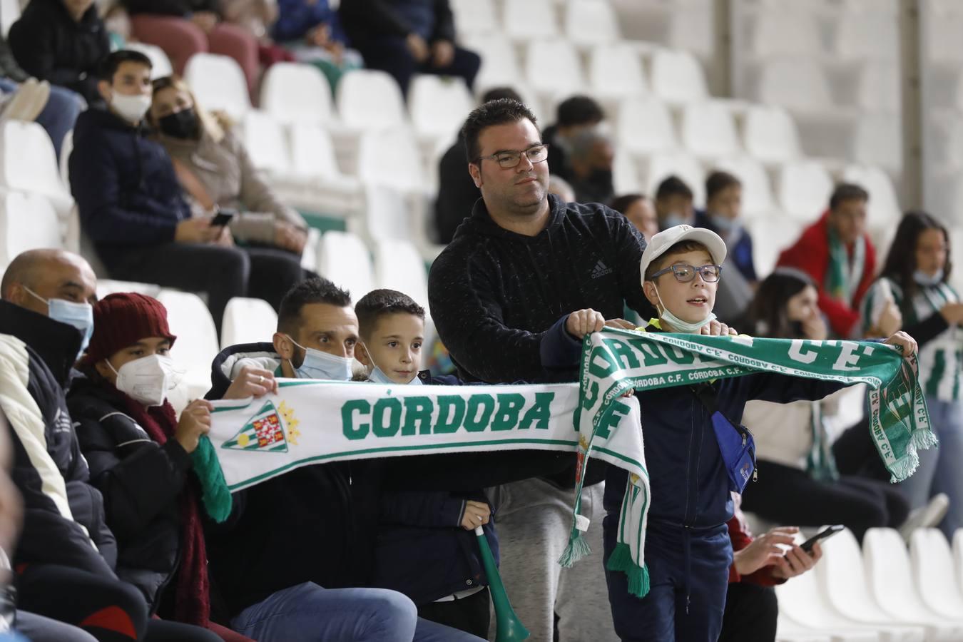 El ambientazo en la grada del Arcángel en el Córdoba CF - Sevilla FC, en imágenes