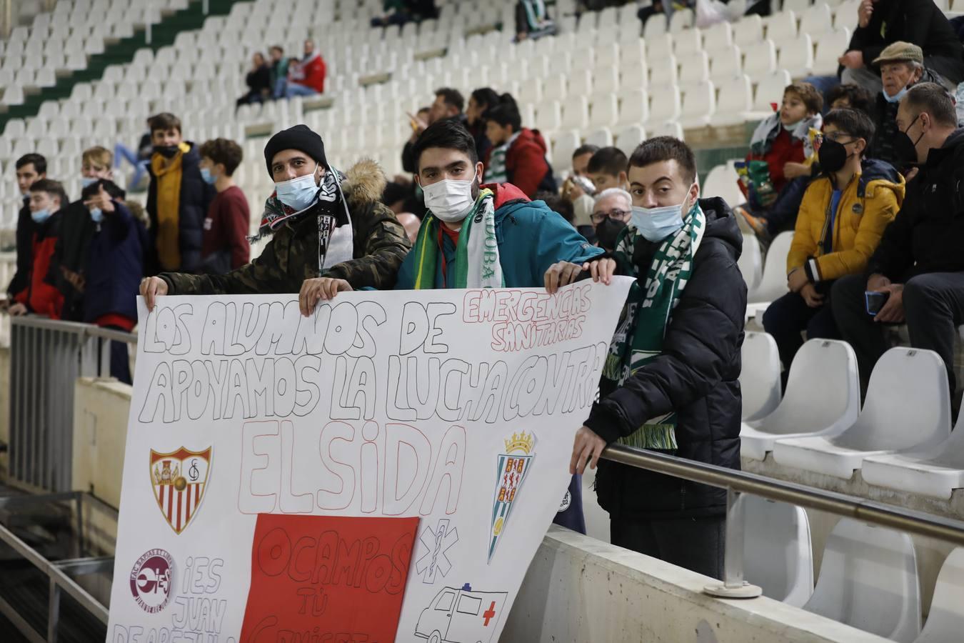 El ambientazo en la grada del Arcángel en el Córdoba CF - Sevilla FC, en imágenes