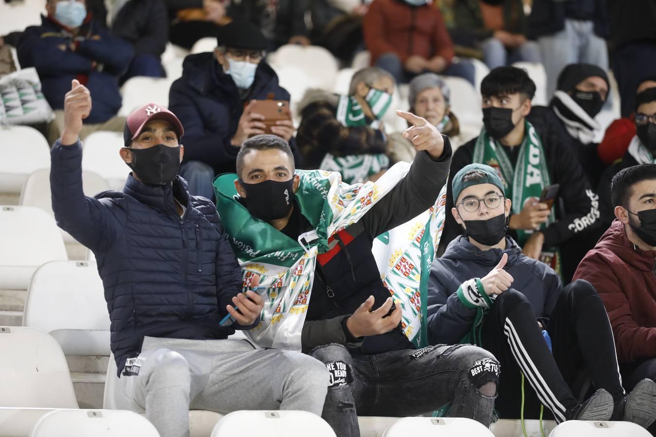 El ambientazo en la grada del Arcángel en el Córdoba CF - Sevilla FC, en imágenes