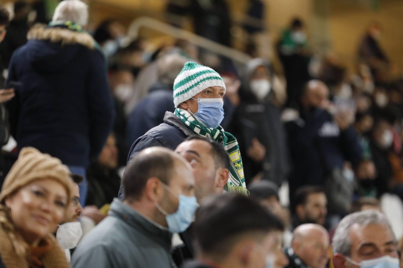 El ambientazo en la grada del Arcángel en el Córdoba CF - Sevilla FC, en imágenes