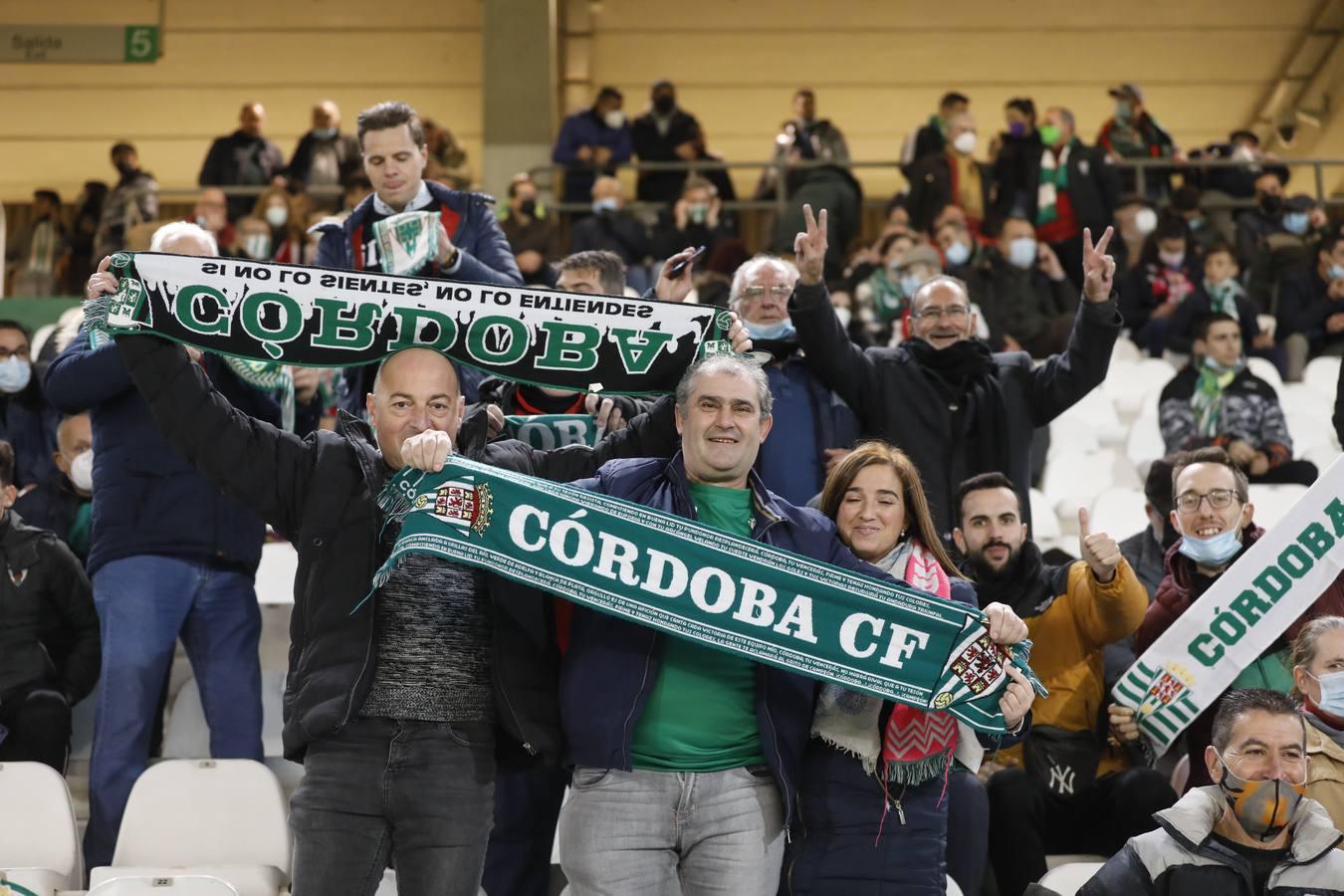 El ambientazo en la grada del Arcángel en el Córdoba CF - Sevilla FC, en imágenes