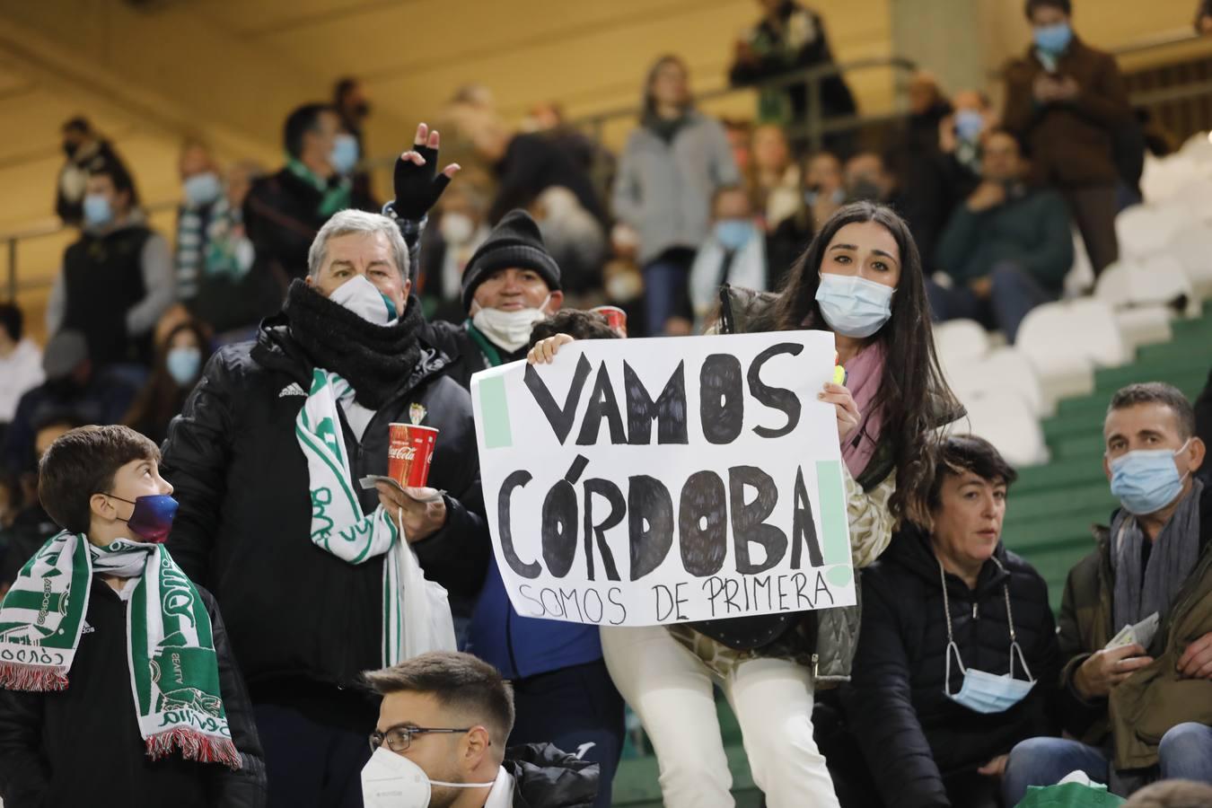 El ambientazo en la grada del Arcángel en el Córdoba CF - Sevilla FC, en imágenes