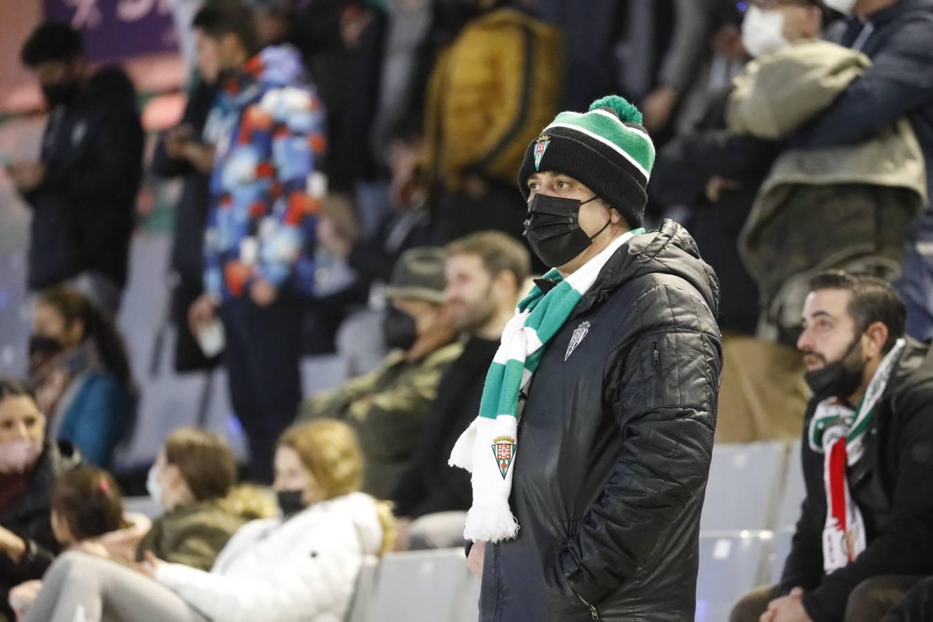 El ambientazo en la grada del Arcángel en el Córdoba CF - Sevilla FC, en imágenes