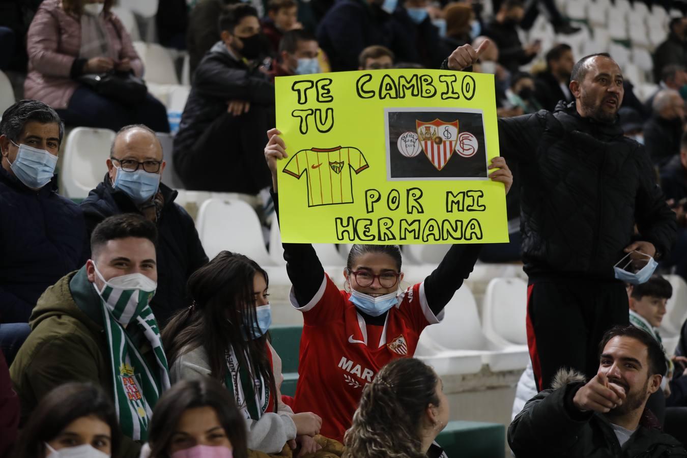 El ambientazo en la grada del Arcángel en el Córdoba CF - Sevilla FC, en imágenes