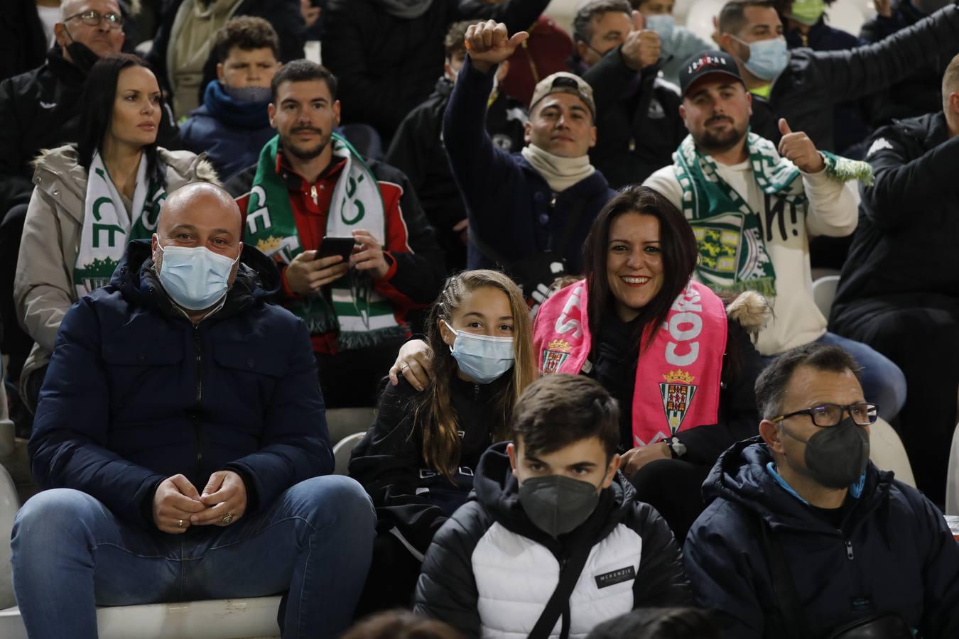 El ambientazo en la grada del Arcángel en el Córdoba CF - Sevilla FC, en imágenes