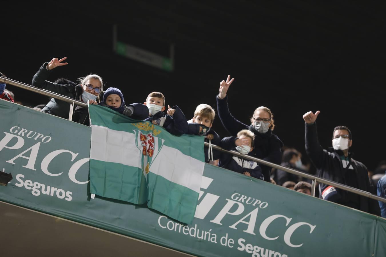 El ambientazo en la grada del Arcángel en el Córdoba CF - Sevilla FC, en imágenes