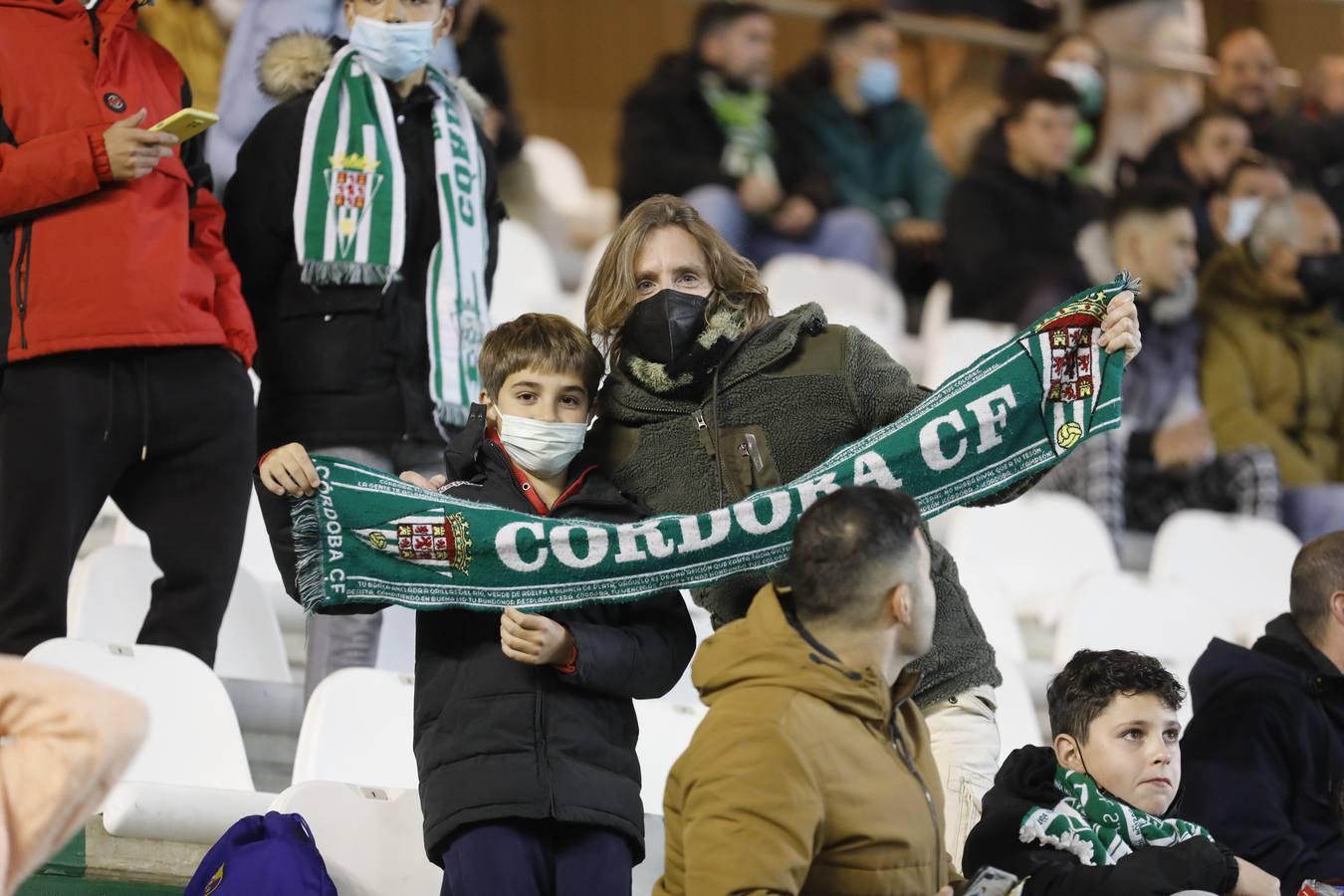 El ambientazo en la grada del Arcángel en el Córdoba CF - Sevilla FC, en imágenes