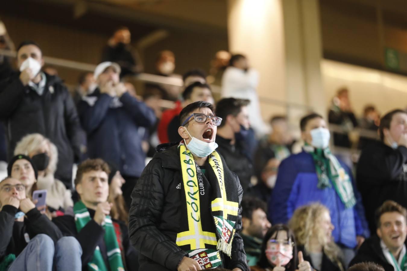 El ambientazo en la grada del Arcángel en el Córdoba CF - Sevilla FC, en imágenes